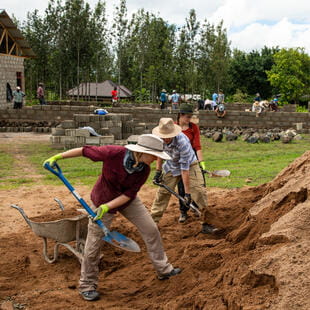 Britská medzinárodná škola Bratislava | BISB | Nord Anglia - SK - 04 - Feature Cards Pattern