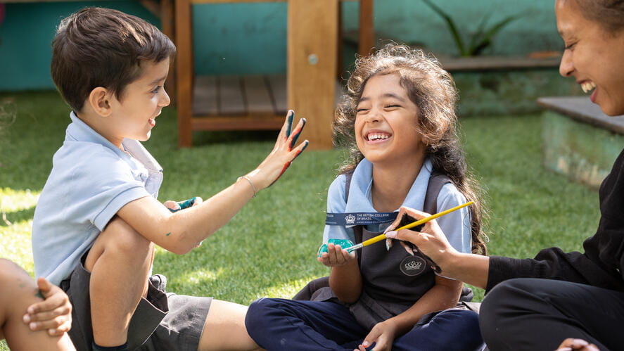 O que significa quando uma criança sente saudades da escola nas férias? | The British College of Brazil - What Does It Mean When a Child Misses School During the Holidays