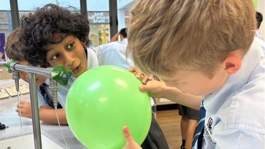 Year 5 students discover the wonders of static electricity - Carousel For News Detail