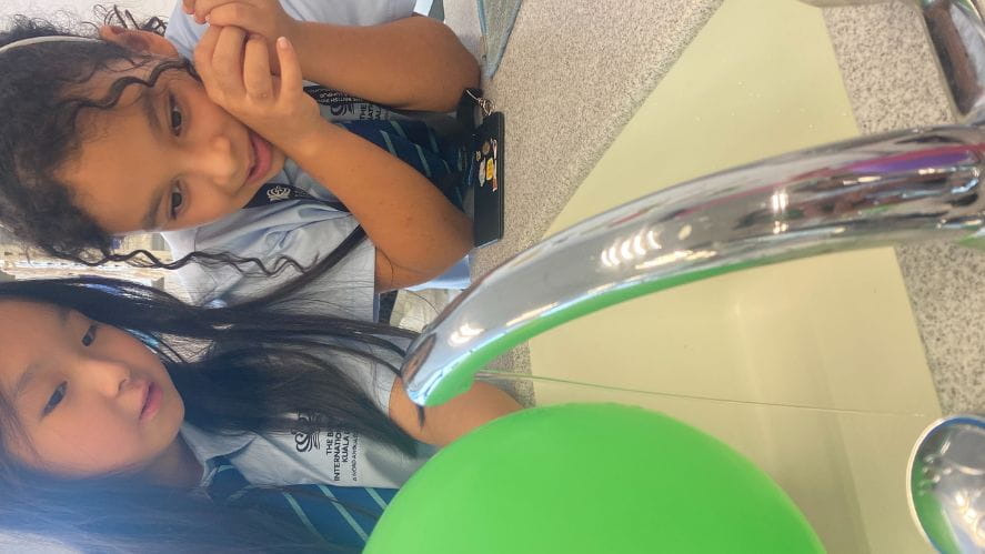 Year 5 students discover the wonders of static electricity - Carousel For News Detail